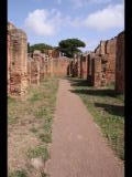 04048 ostia - regio i - insula vii - via dei misuratori del grano - blick aus ri osten - 09-2023.jpg